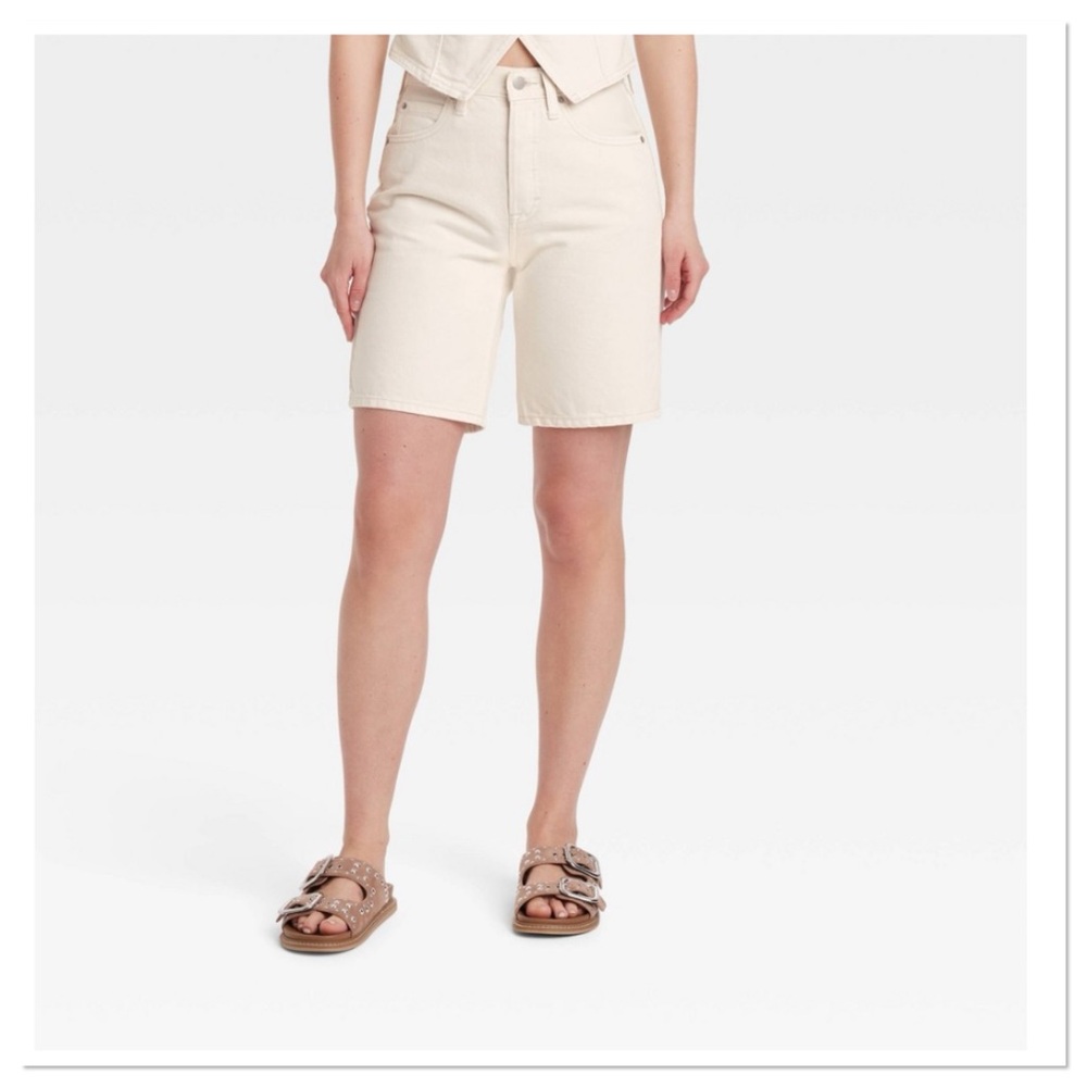 Women's Mid- Rise 90’s Baggy Cream Denim Bermuda Shorts